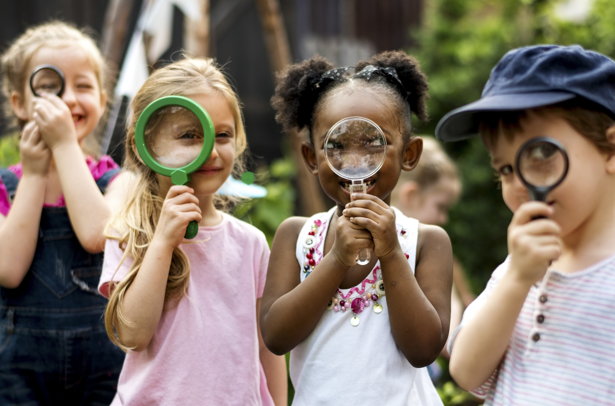 Depositphotos_20780753_L Group of kindergarten kids friends holding magnifying glass for explore