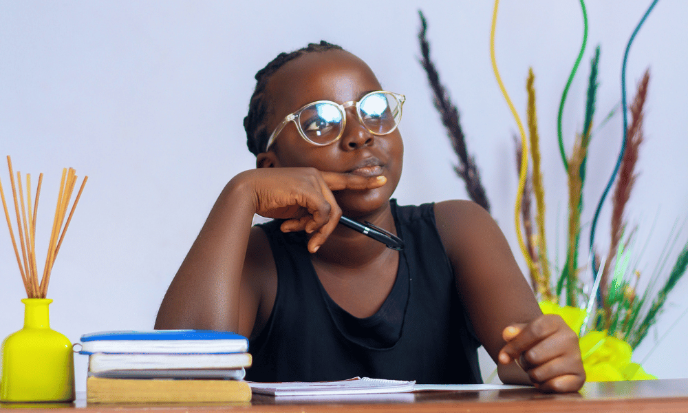 Web – Virtual Think Fast Young girl thinks at her desk