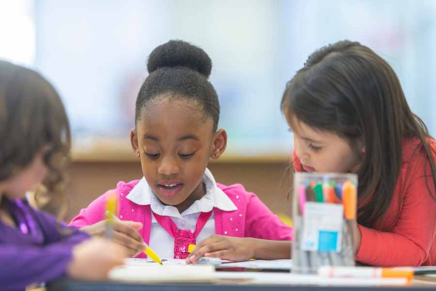 Depositphotos_20780753_L Three girls color and doodle with markers