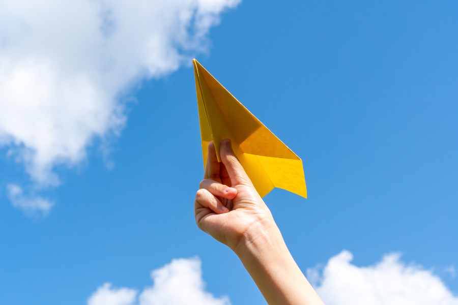 Conferences-900×600 Paper airplane