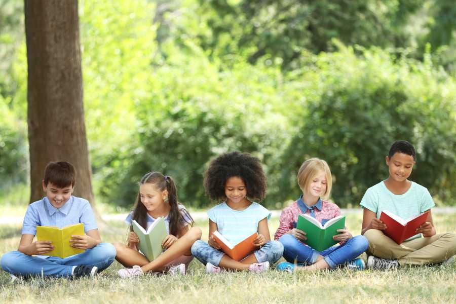 Kids reading-900×600 Kids reading outside