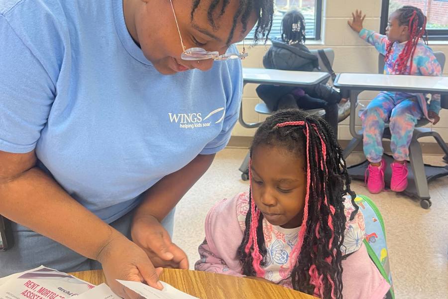 Featured Image WINGS staff helps student